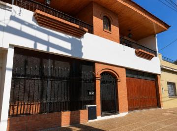 Casa de 4 ambientes, Tres de Febrero · Excelente Chalet, en Inmejorable Ubicación. Detalles de Categoría. Fondo Libre y Garaje Para 2 Autos