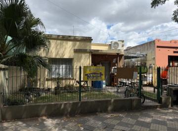 Casa de 3 ambientes, Esteban Echeverría · Casa 3 Ambientes con Cochera en Venta - Monte Grande Centro