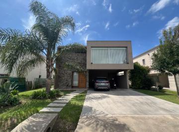 Casa · 250m² · 5 Ambientes · 4 Cocheras · Casa en Alquiler de 4 Ambientes