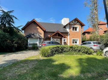 Casa · 196m² · 5 Ambientes · 1 Cochera · Casa 6 Ambientes con Piscina La Tradicion