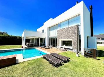Casa · 180m² · 4 Ambientes · Casa en Venta - 6 Dorm. 6 Baños - El Venado