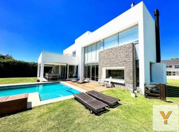 Casa · 180m² · 4 Ambientes · Casa en Venta - 6 Dorm. 6 Baños - El Venado