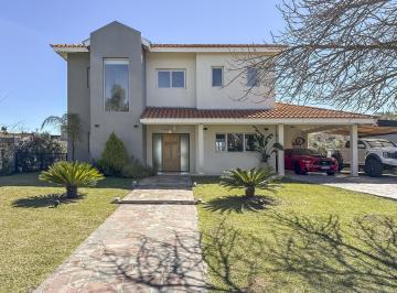 Casa · 191m² · 5 Ambientes · 4 Cocheras · Venta Casa Pileta Climatizada, Financiacion. Eucaliptus, Haras de Santa Maria. Escobar Zona Norte Gba