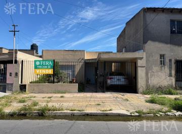 Casa · 83m² · 3 Ambientes · 1 Cochera · Venta Casa 3 Ambientes con Jardín en Sarandi