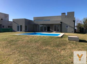 Casa · 220m² · 4 Ambientes · 2 Cocheras · Casa en Venta - 3 Dorm. 3 Baños - Luján