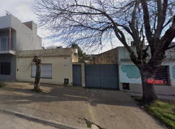 Terreno · 120m² · Casa de 2 Habitaciones en Terreno de 410 m² con Galpones en Villa Centenario