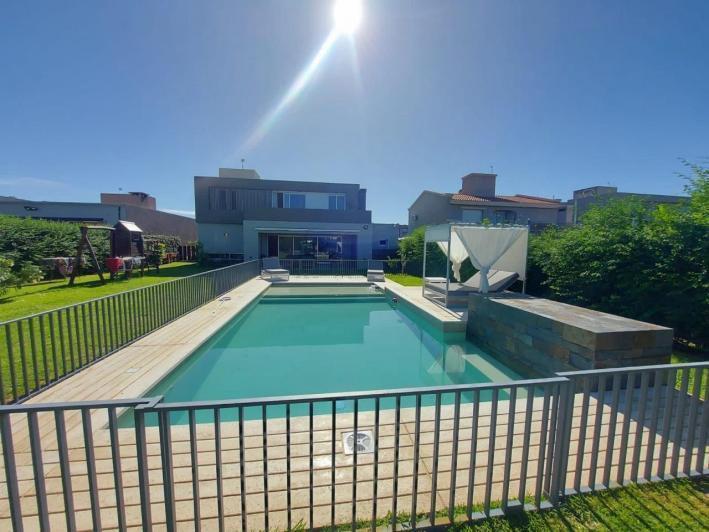 Casa · 380m² · 8 Ambientes