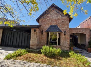 Casa · 235m² · 6 Ambientes · 2 Cocheras · Casa en Barrio Vista Pueblo