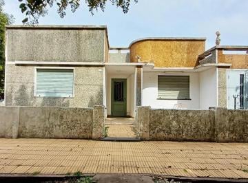 Casa de 4 ambientes, Villa Mugueta · Casa en Venta en Villa Mugueta | Amplia Propiedad Para Reciclar con Gran Potencial