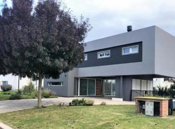 Casa · 160m² · 4 Ambientes · 2 Cocheras · Casa en Barrio Privado Arenas del Sur - 4 Amb. y Piscina - Cerca de La Entrada y del Club House.