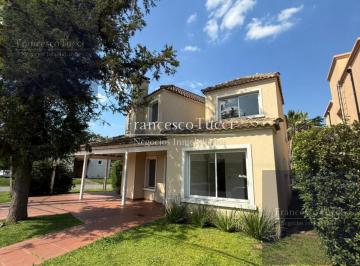 Casa · 218m² · 6 Ambientes · 1 Cochera · Casa en Venta 6 Ambientes con Pileta en Banco Provincia de Bs. As.