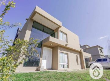 Casa de 8 ambientes, San Lorenzo · Casa en Venta C/ Cochera en San Lorenzo Chico