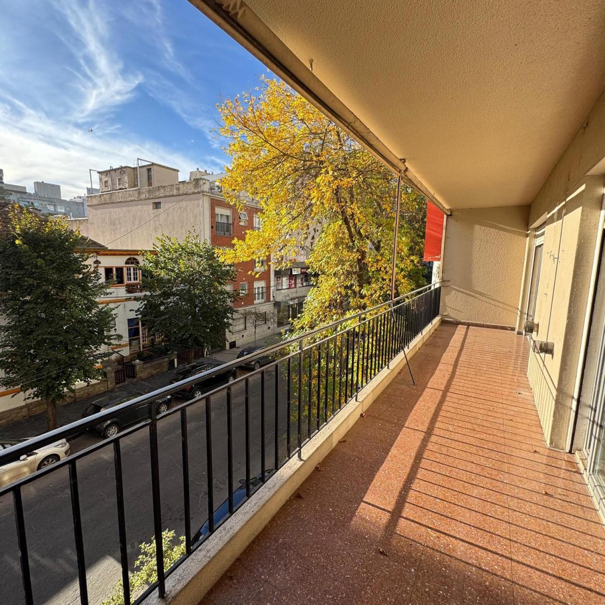 Venta Amplio semipiso de tresdormitorios y balcon corrido al frente