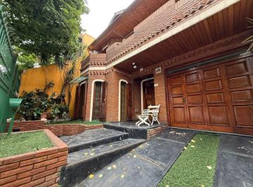 GTO-GTO-18_2 · Venta Casa Frente 8 Ambientes/ Parque Chacabuco/ Pileta - Jardin - Parrilla - Garage - Lote Propio - 300 M!