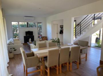 Casa · 200m² · 4 Ambientes · 6 Cocheras · Casa en Alquiler Barrio San Matías