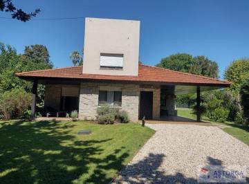 Casa · 950m² · 3 Ambientes · Muy Linda Casa en San Carlos C. C