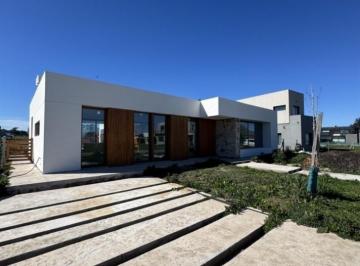 Casa · 190m² · 4 Ambientes · Venta - Casa 4 Ambientes a Estrenar: Barrio Privado Arenas Chico.