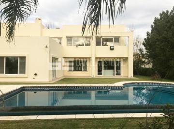 Casa · 431m² · 8 Ambientes · 2 Cocheras · D. Esteche Realty & Home Casa Moderna en Ayres de Pilar