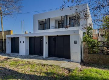 Casa · 90m² · 4 Ambientes · 1 Cochera · Casa en Villa Elvira
