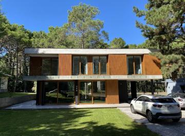 Casa · 360m² · 4 Dormitorios · 1 Cochera · Casa en Carilo