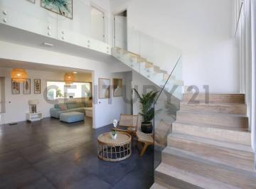 Casa · 305m² · 6 Ambientes · 7 Cocheras · Casa en Venta en Greenville Polo Resort Berazategui