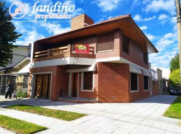 Casa · 173m² · 4 Ambientes · 1 Cochera · Casa en Esquina