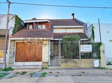 Casa · 130m² · 5 Ambientes · 1 Cochera · Casa en Venta 3 Dorm. en Berisso Calle 15 E/ 169 y Av Montevideo