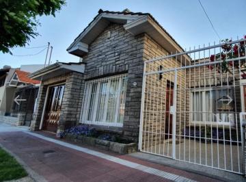 Casa · 160m² · 4 Ambientes · 1 Cochera · Casa 4 Ambientes con 2 Baños Sobre Lote Propio