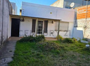 Casa · 91m² · 3 Ambientes · 6 Cocheras · Calle en Venta 122 E/ 16 y 17 Berisso