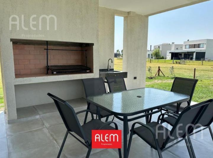 Casa · 300m² · 6 Ambientes · 2 Cocheras