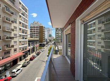 Departamento · 70m² · 3 Ambientes · Venta Depto 3amb a La Calle con Balcón Saliente