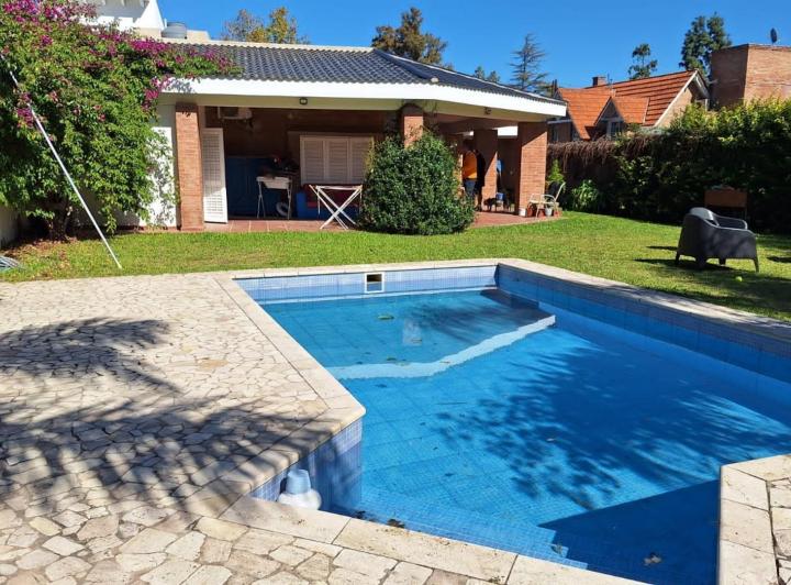 Casa · 264m² · 4 Ambientes · 8 Cocheras