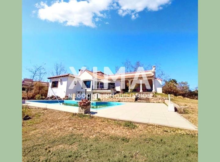 Casa · 2500m² · 4 Dormitorios · 2 Cocheras