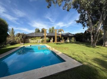 Casa · 230m² · 6 Ambientes · 4 Cocheras · Venta de Casa en Fincas del Lago Apto Credito