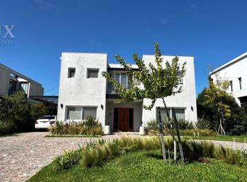 Casa · 202m² · 5 Ambientes · 1 Cochera · Casa en Acacias