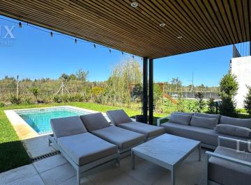 Casa · 202m² · 5 Ambientes · 1 Cochera · Casa en Acacias