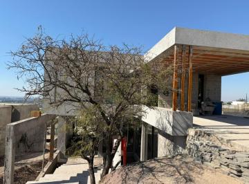 Casa · 350m² · 8 Ambientes · 2 Cocheras · Casa en La Deseada Venta 3/4 Dorm con Vista y Patio Plano