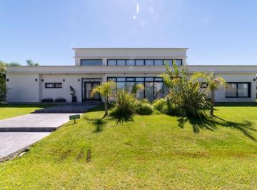 Casa de 6 ambientes, Cañuelas · En Venta Distinguida y Moderna Propiedad en Club de Campo La Martona, Zona Lago