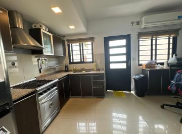 Casa · 82m² · 3 Ambientes · 1 Cochera · Casa Estilo Duplex de 3 Amb C/ Patio! Ituzaingó