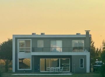 Casa · 193m² · 4 Ambientes · 5 Cocheras · Casa en San Sebastian