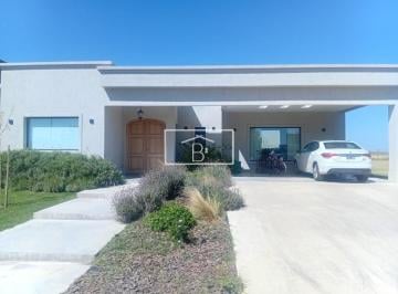 Casa · 800m² · 4 Ambientes · 2 Cocheras · Casa en Alquiler. 4 Amb - San Lucas, San Vicente.