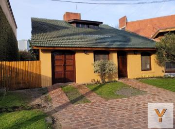 Casa · 197m² · 7 Ambientes · 2 Cocheras · Casa en Venta - 4 Dorm. 3 Baños - Cochera - 244 m² - Bella Vista
