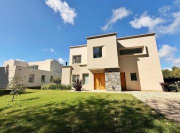 Casa · 177m² · 6 Ambientes · 2 Cocheras · Casa en Venta en Haras del Sur II.
