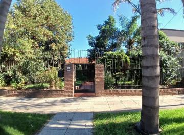 Casa · 331m² · 8 Ambientes · 4 Cocheras · Excelente Chalet en Venta en 2 Lotes