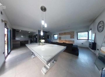 Casa · 395m² · 5 Ambientes · 4 Cocheras · Casa en Venta - Villa Castell - 3 Dorm. - Pileta - Quincho - Cochera - Galeria