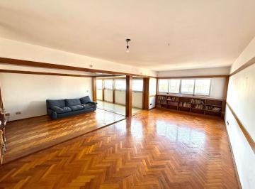 Departamento · 106m² · 5 Ambientes · 1 Cochera · Amplio Departamento en El Centro con Cochera