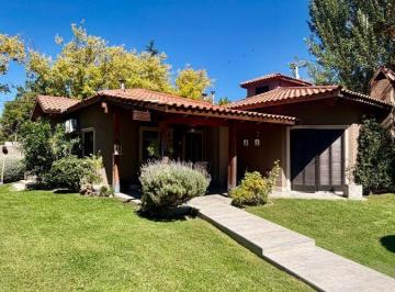 Casa de 8 ambientes, Chacras de Coria · Casa en Venta en Chacras de Coria con Gran Jardín, Pileta, Quincho y Departamento Independiente