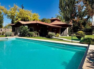Casa de 8 ambientes, Chacras de Coria · Casa en Venta en Chacras de Coria con Gran Jardín, Pileta, Quincho y Departamento Independiente