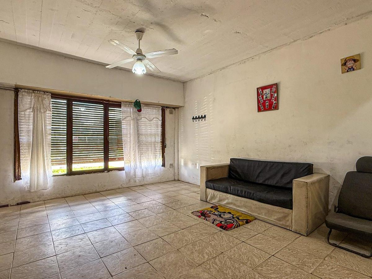 Casa 3 amb a refaccionar con patio y loza — Udine 1600