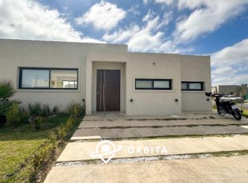 Casa · 150m² · 6 Ambientes · 2 Cocheras · Casa en Venta en Barrio Santa Elisa, Pilar del Este